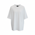 T-shirt bianca oversize su sfondo bianco