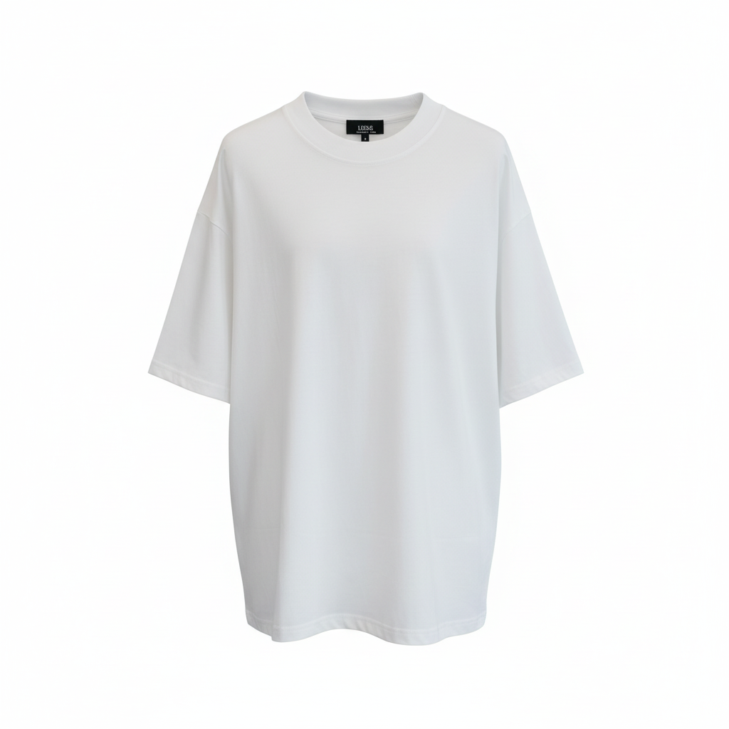 T-shirt bianca oversize su sfondo bianco
