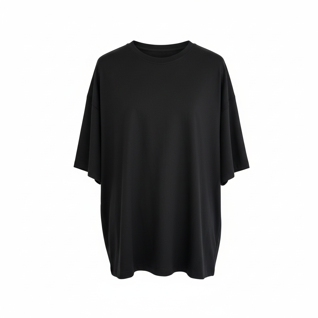 T-shirt nera oversize orlo dritto sfondo bianco